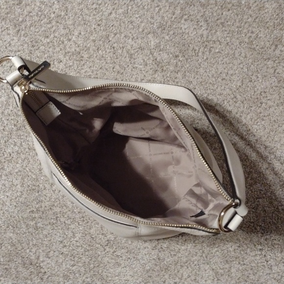 Michael kors purse - Picture 6 of 14